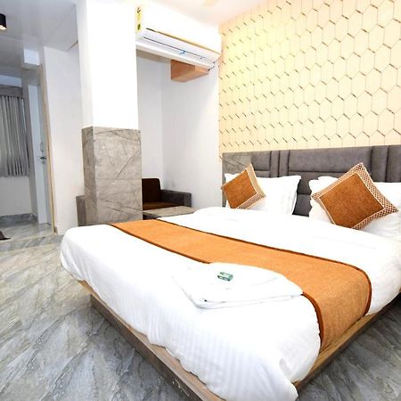 Hotel A1 Vastrapur Ahmedabad Esterno foto