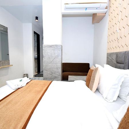 Hotel A1 Vastrapur Ahmedabad Esterno foto