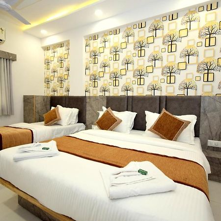Hotel A1 Vastrapur Ahmedabad Esterno foto