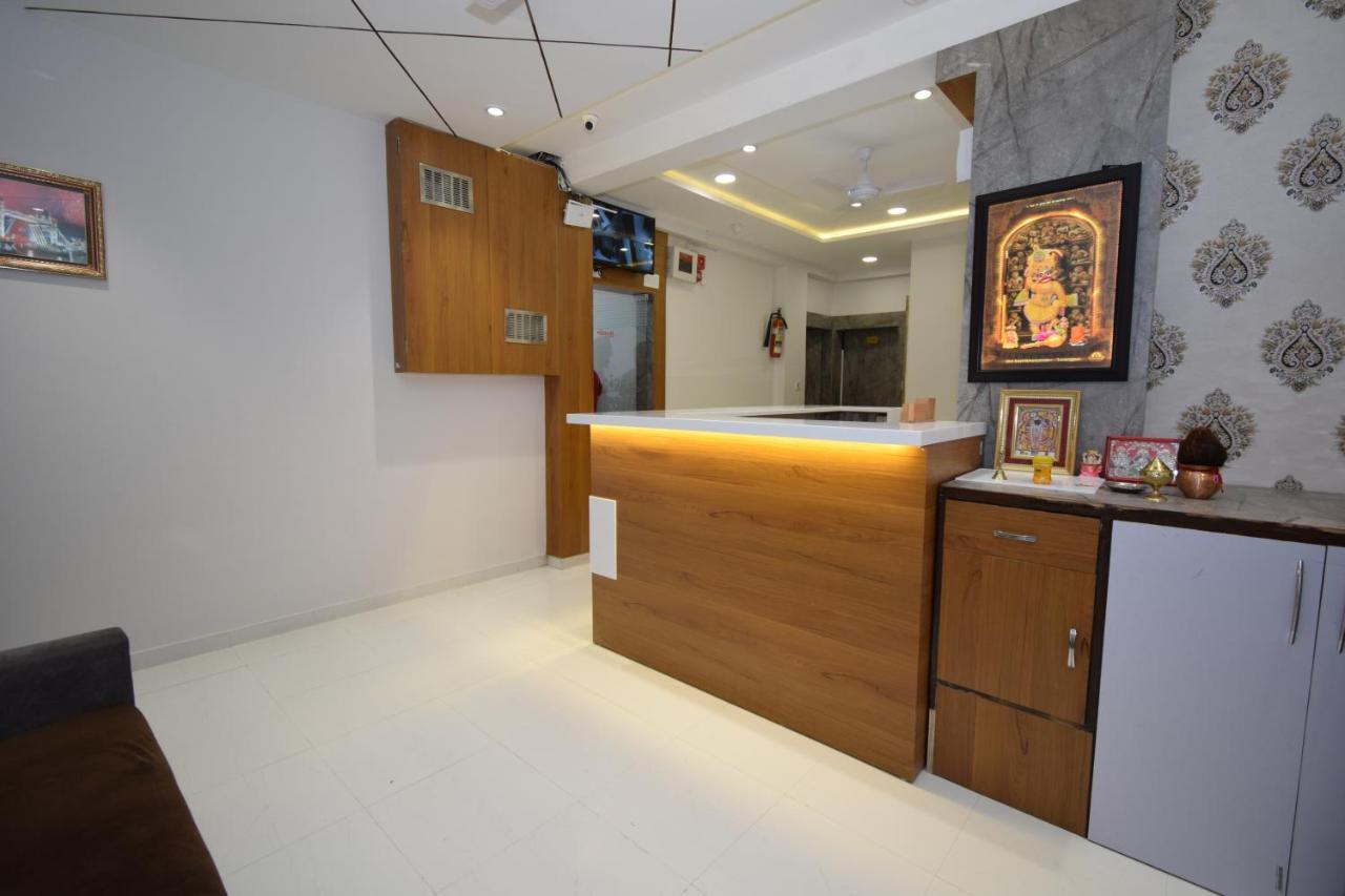 Hotel A1 Vastrapur Ahmedabad Esterno foto