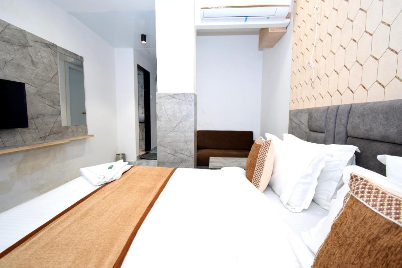 Hotel A1 Vastrapur Ahmedabad Esterno foto