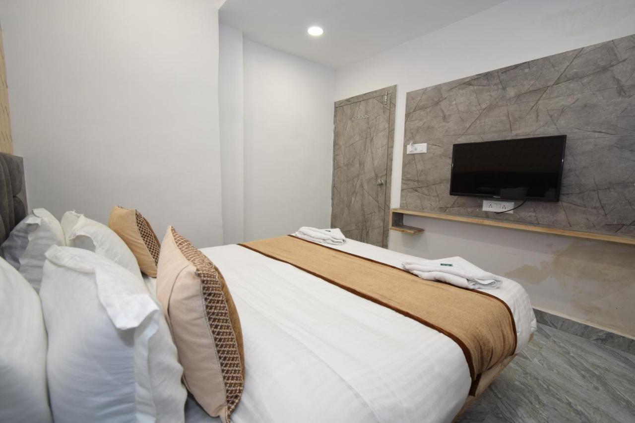Hotel A1 Vastrapur Ahmedabad Esterno foto
