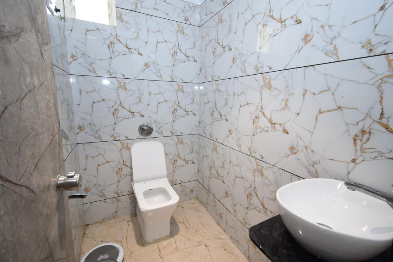 Hotel A1 Vastrapur Ahmedabad Esterno foto