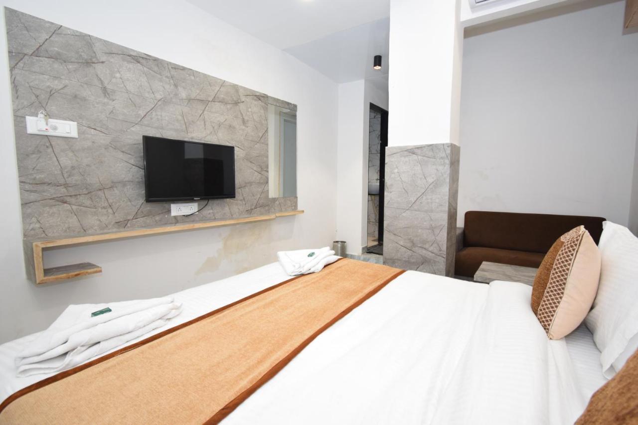 Hotel A1 Vastrapur Ahmedabad Esterno foto
