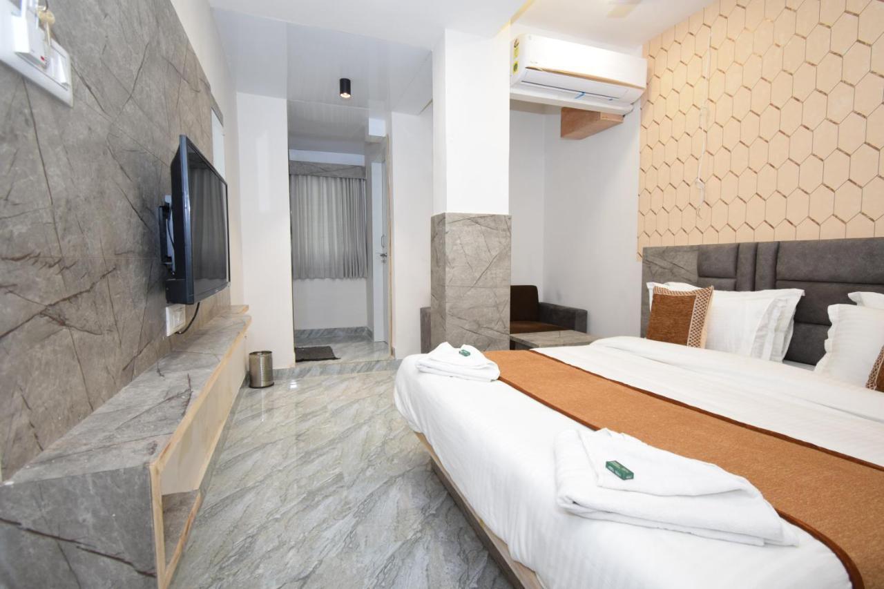 Hotel A1 Vastrapur Ahmedabad Esterno foto