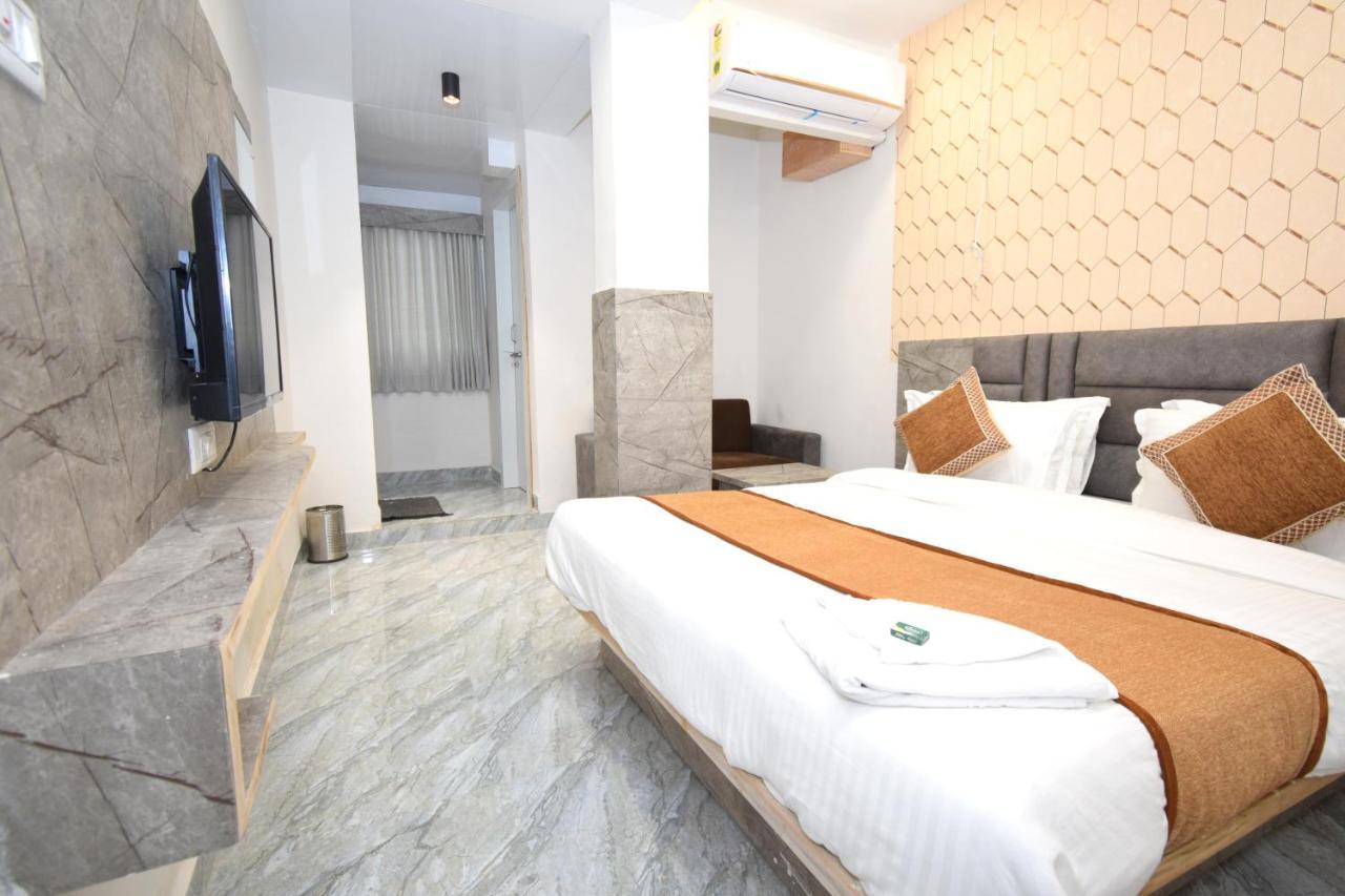 Hotel A1 Vastrapur Ahmedabad Esterno foto