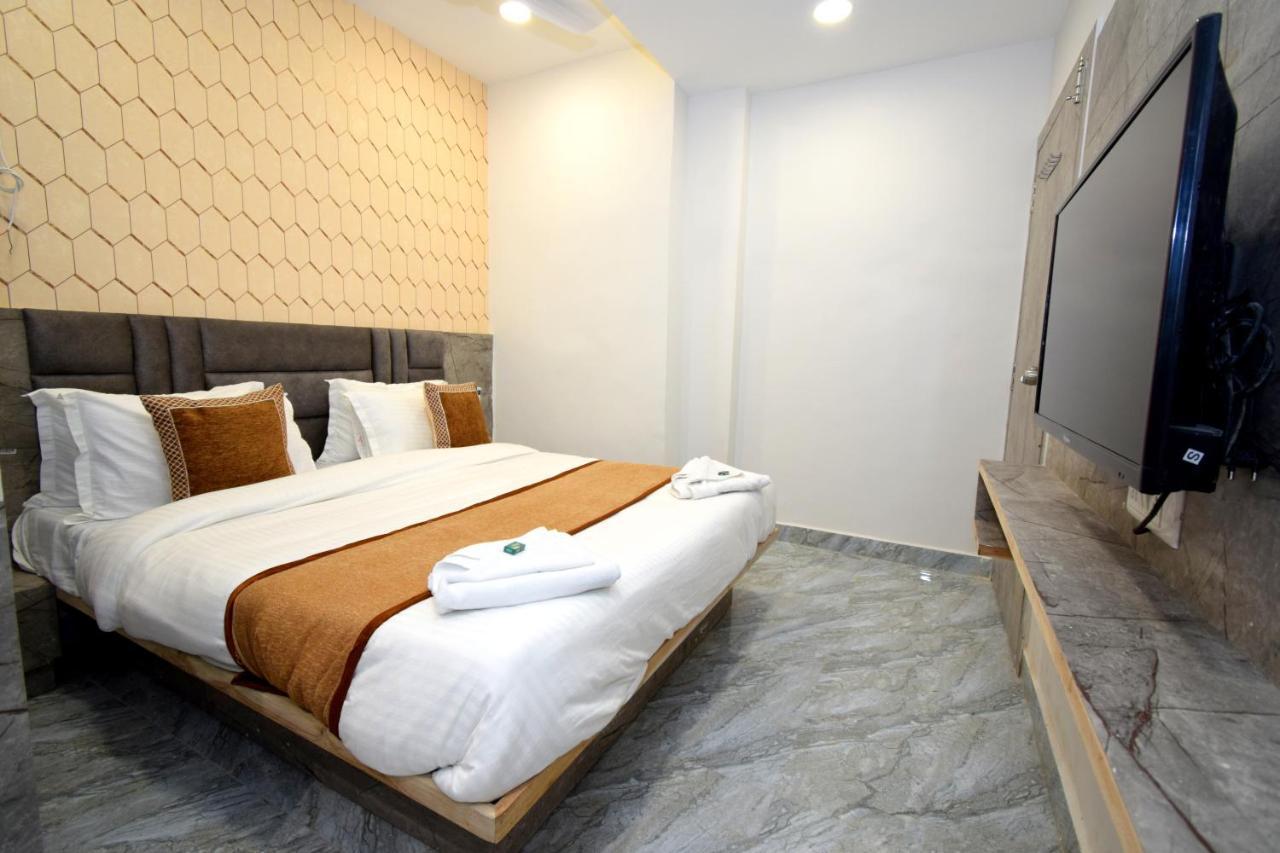 Hotel A1 Vastrapur Ahmedabad Esterno foto