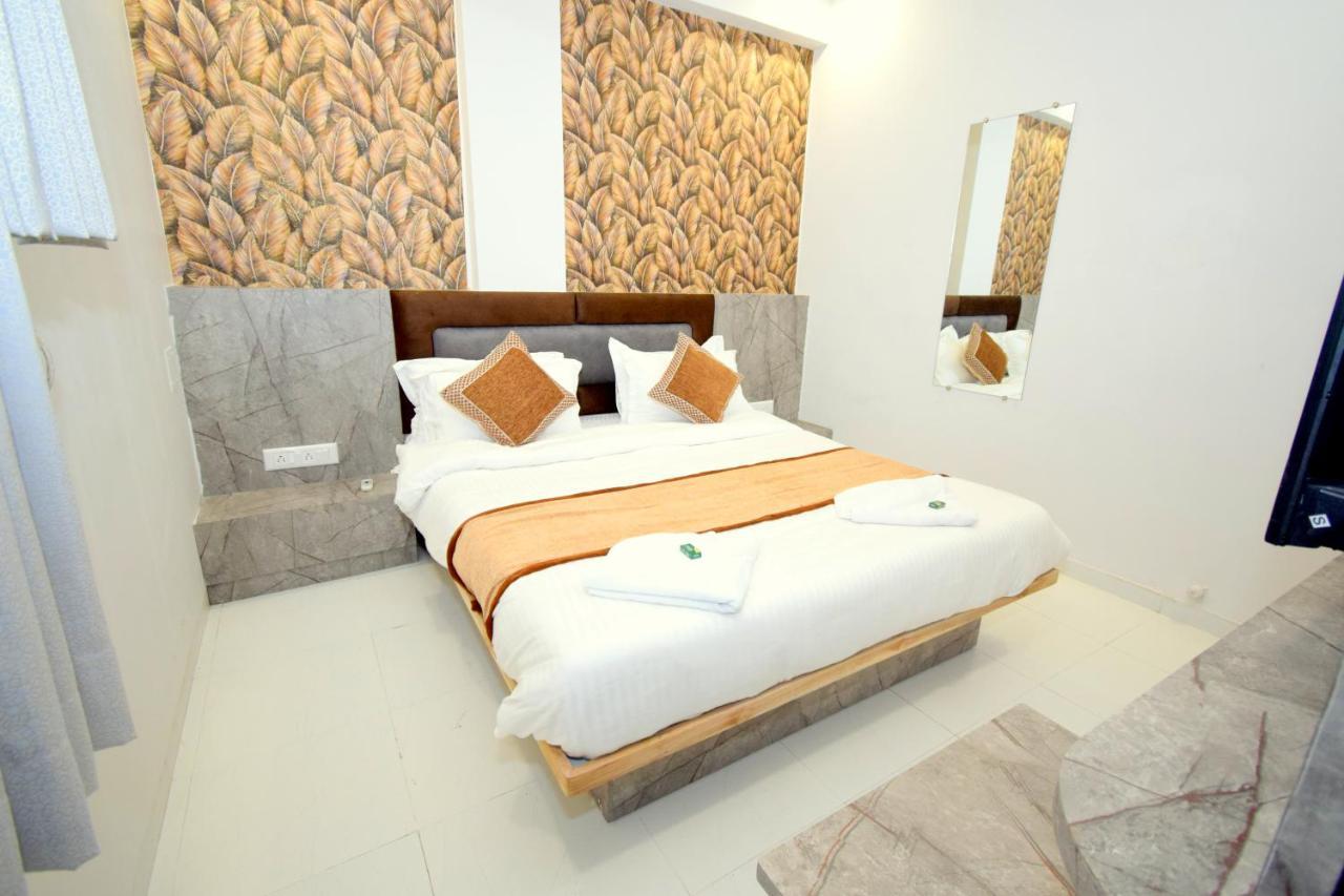 Hotel A1 Vastrapur Ahmedabad Esterno foto