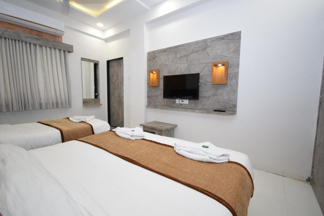 Hotel A1 Vastrapur Ahmedabad Esterno foto