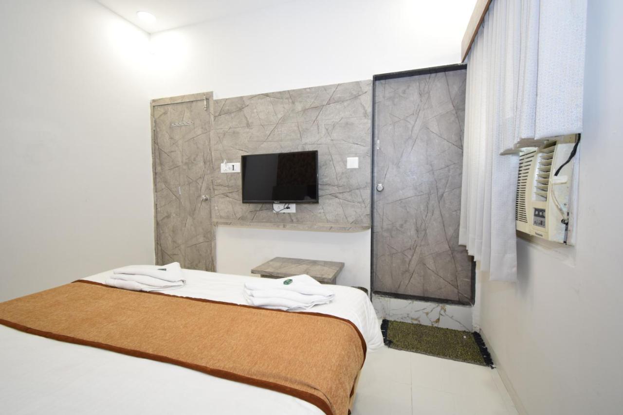 Hotel A1 Vastrapur Ahmedabad Esterno foto