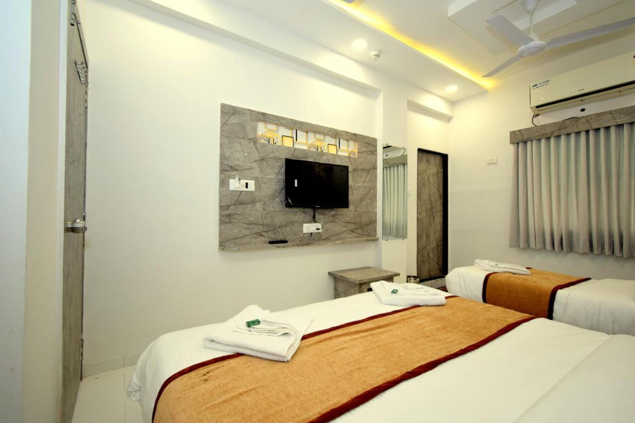 Hotel A1 Vastrapur Ahmedabad Esterno foto
