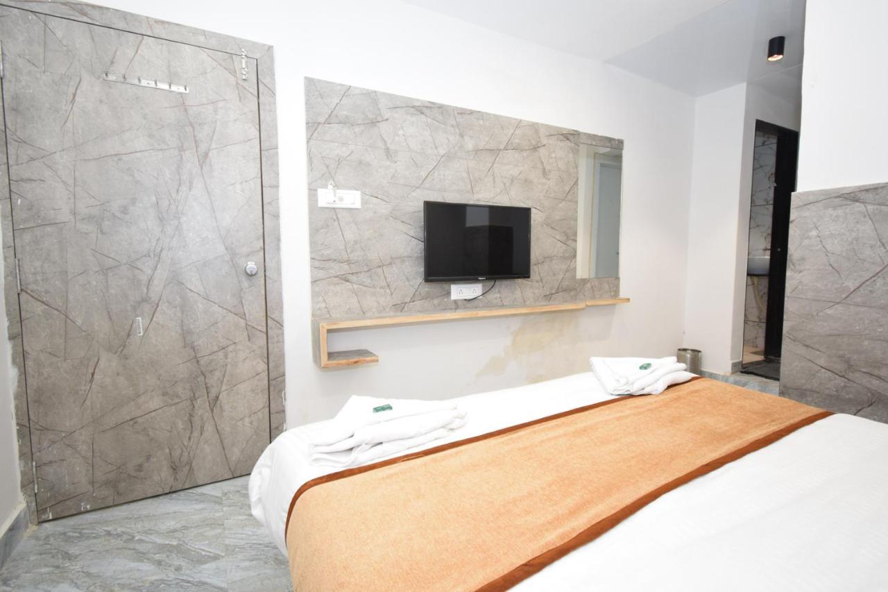 Hotel A1 Vastrapur Ahmedabad Esterno foto
