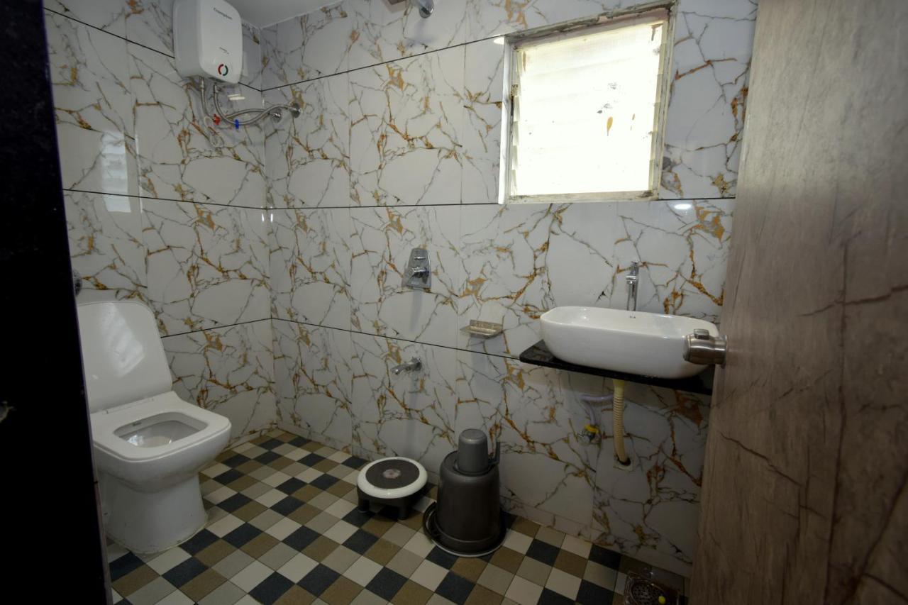Hotel A1 Vastrapur Ahmedabad Esterno foto