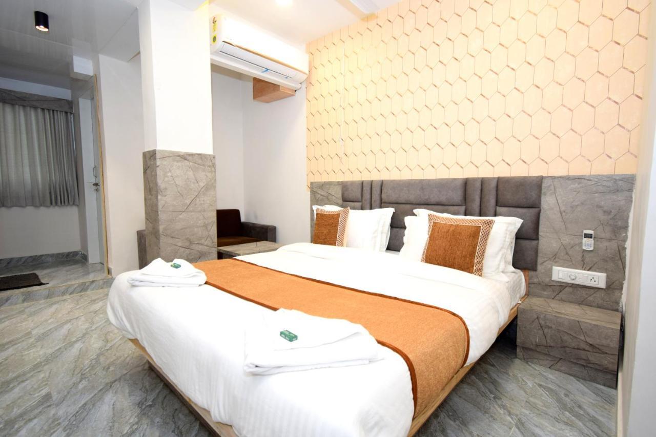 Hotel A1 Vastrapur Ahmedabad Esterno foto