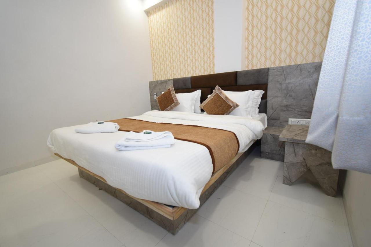 Hotel A1 Vastrapur Ahmedabad Esterno foto